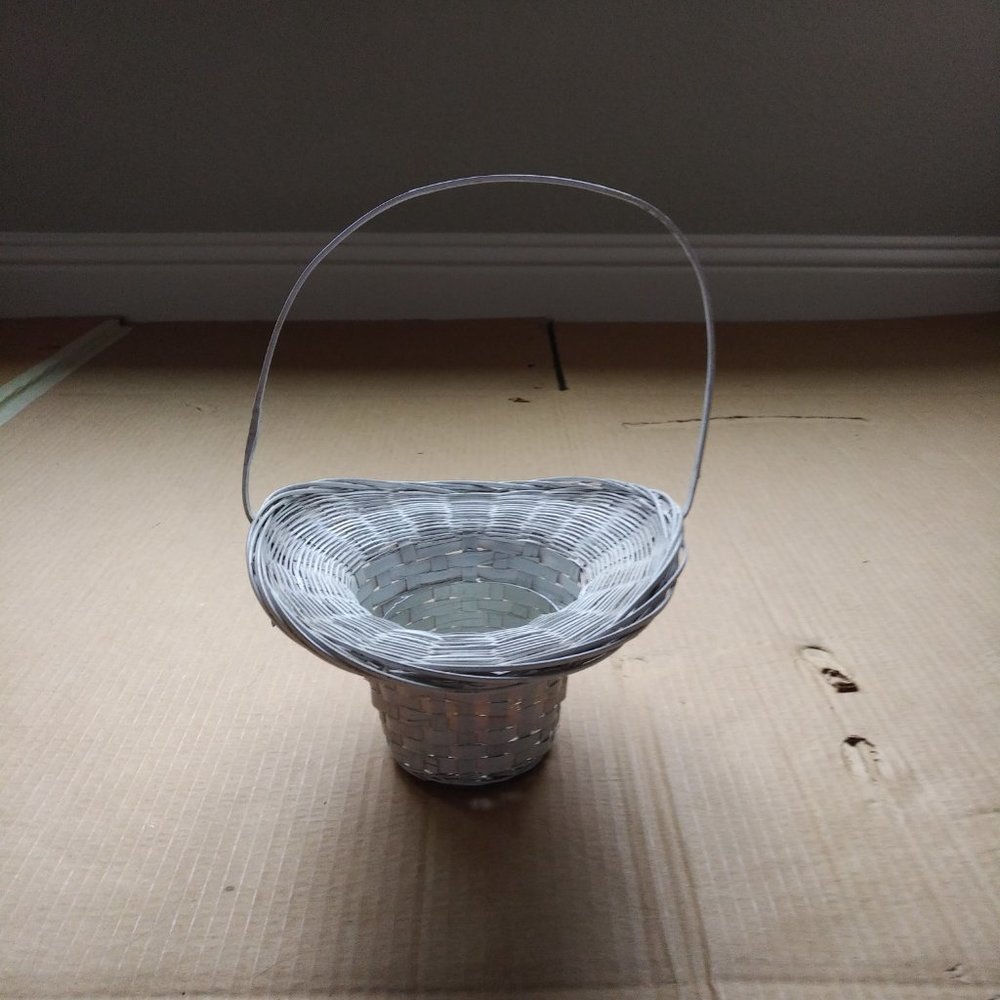BRAND NEW WHITE TIGHTLY WOVEN OVAL WICKER BASKET